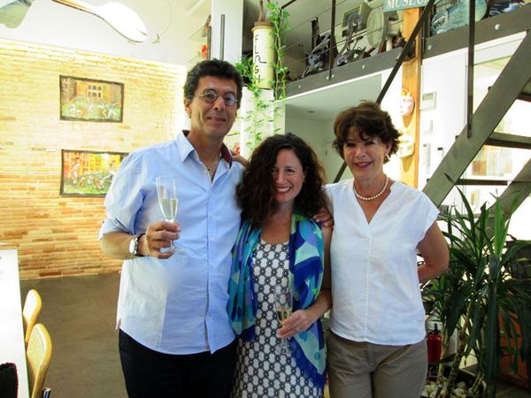 Dana Ellyn with gallery owner David Correa and Karin inside Flash Gallery